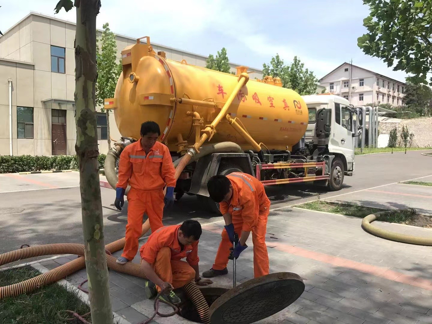 礼纪镇管道疏通车停在窨井附近