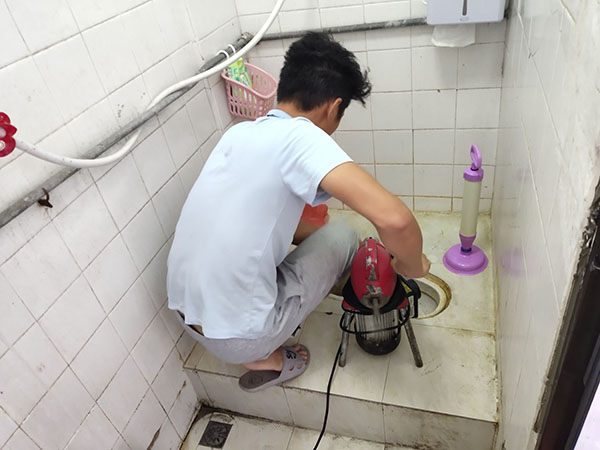 礼纪镇管道堵塞冒臭气 专业师傅现场解决问题
